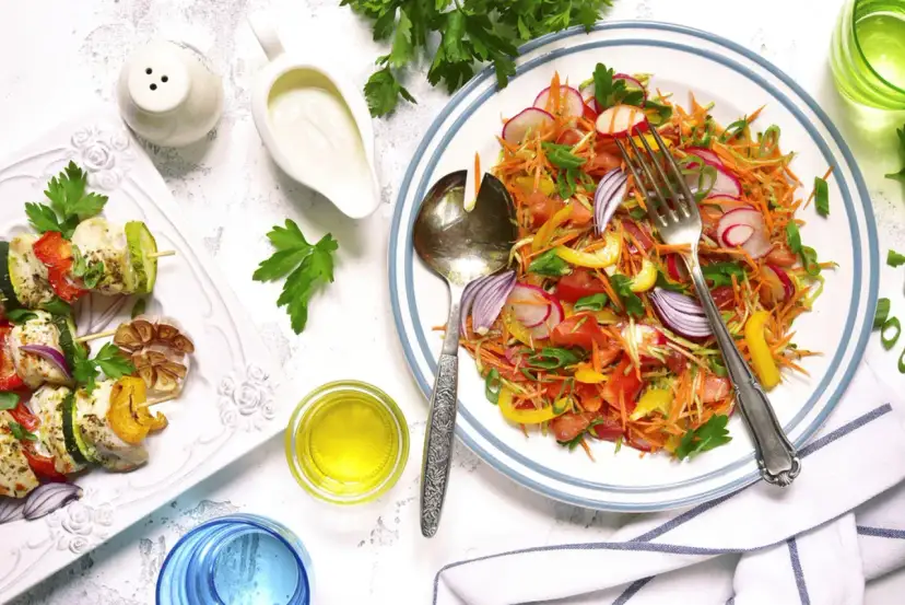 Lekkie i orzeźwiające pomysły na obiad w upalne dni, które pokochasz