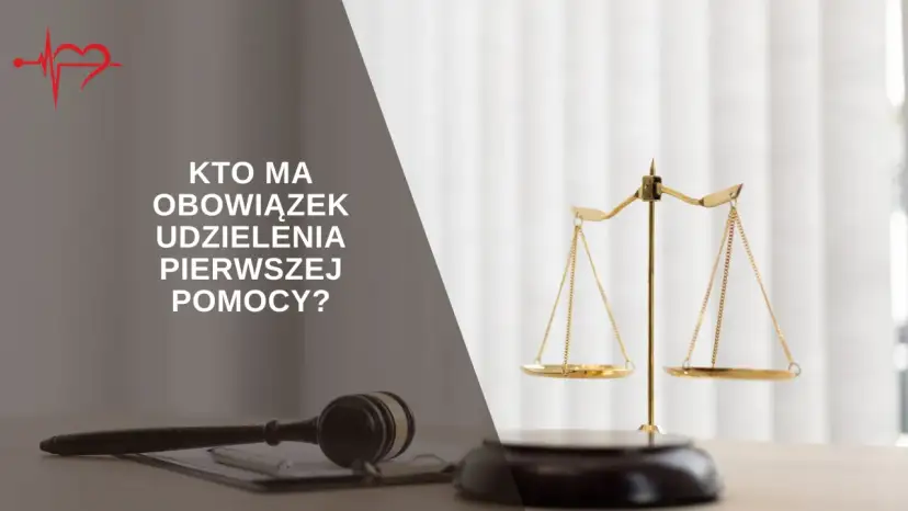 Młotek sędziowski i waga sprawiedliwości na tle tekstu o pierwszej pomocy.