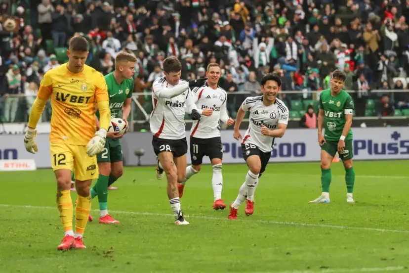 Piłkarze Legii świętują bramkę, radość na twarzach, a zarobki w ekstraklasie rosną.