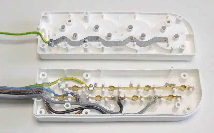 Podłączenie bezpiecznika: Dlaczego "od góry" to jedyna opcja?