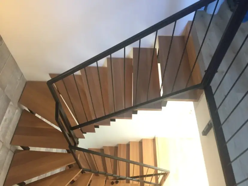 Jak zrobić schody zabiegowe metalowe – uniknij najczęstszych błędów