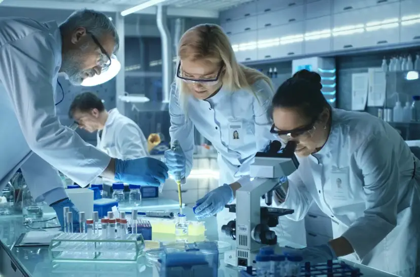 Naukowcy w laboratorium kryminalistycznym pracują nad próbkami. Zastanawiasz się, ile zarabia osoba w laboratorium kryminalistycznym?