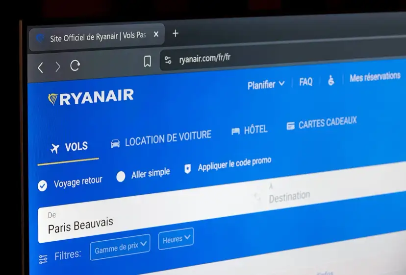 Strona internetowa Ryanair z formularzem wyszukiwania lotów, widoczne pole "De Paris Beauvais".