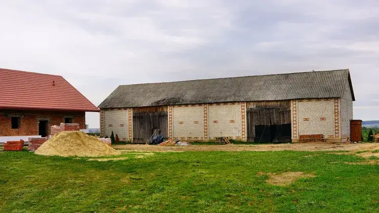 Czy w budynku gospodarczym można prowadzić działalność? Sprawdź przepisy!