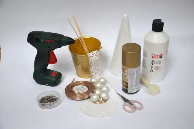 Jak ozdobić choinkę ze styropianu: kreatywne pomysły na dekoracje