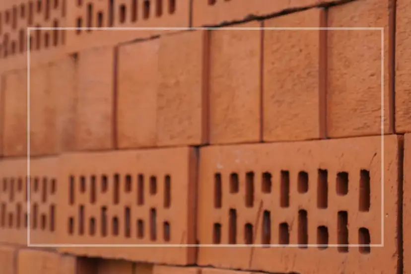 Cegła czy pustak: co wybrać, aby zaoszczędzić na budowie?