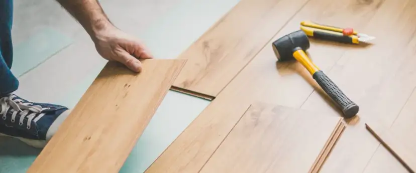 Co klasc pod panele podlogowe, aby uniknąć błędów przy montażu?