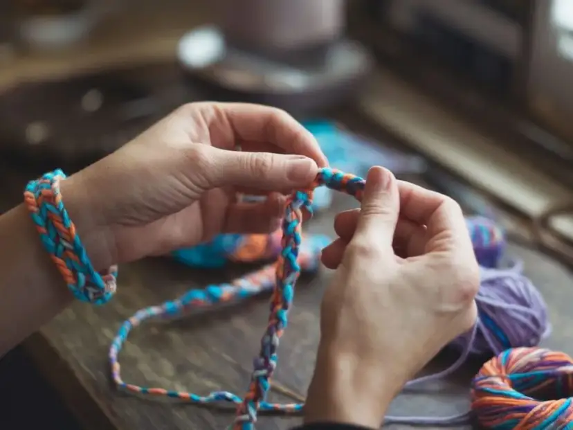 Jak pleść bransoletki: Proste techniki, które musisz znać