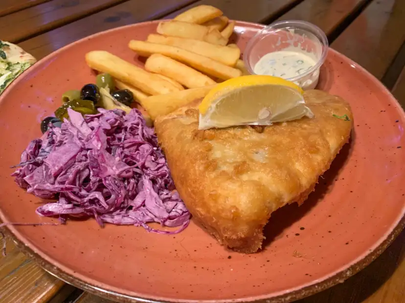 Ryba z frytkami i surówką z czerwonej kapusty. Idealne miejsce, gdzie zjeść w Dębkach.