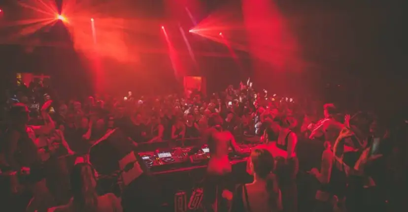 Polska scena techno: Gdzie szukać najlepszych klubów i festiwali?