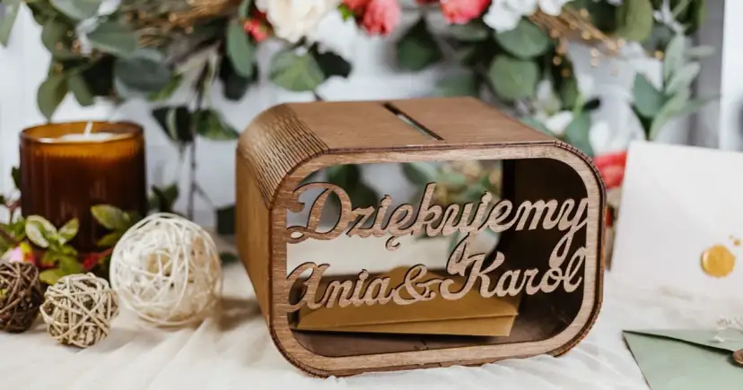 Drewniana skrzynka na koperty z napisem "Dziękujemy Ania & Karol" - ciekawe pomysły na prezenty dla pary młodej zamiast gotówki.