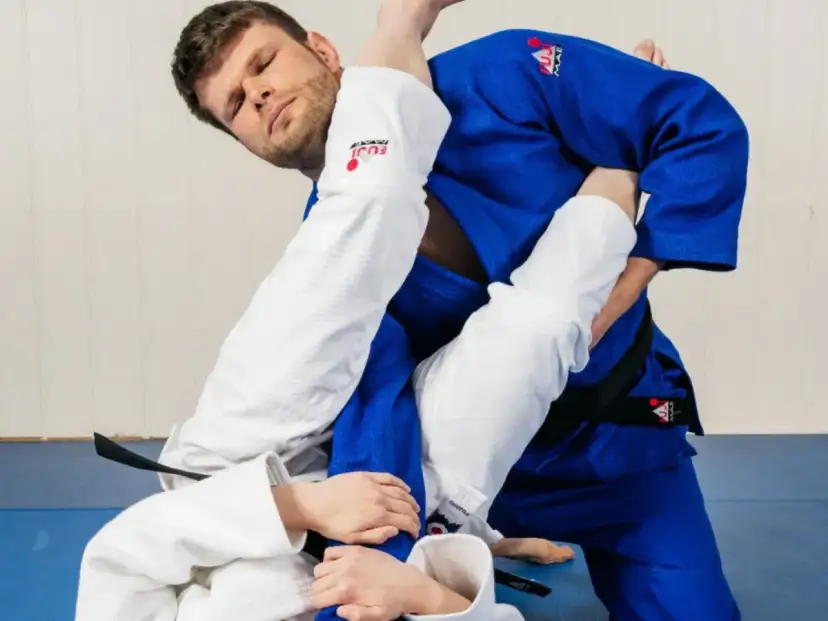 Sporty walki jakie są: poznaj różnice i techniki popularnych dyscyplin