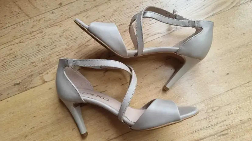 Gdzie kupić buty szpilki rozmiar 34? Sprawdź najlepsze oferty!