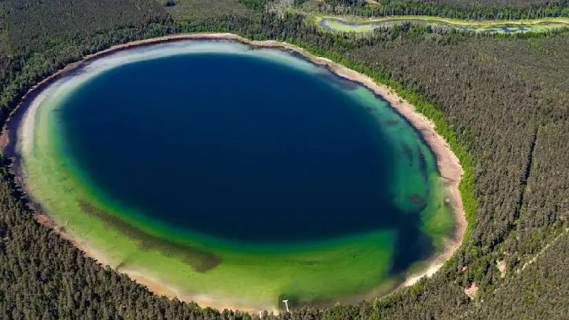 Jezioro Płaskie: Suwalski atol z turkusową wodą. Planuj wyjazd!