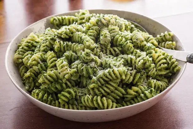 Makaron ze szpinakiem jak zrobić - prosty przepis na pyszne danie