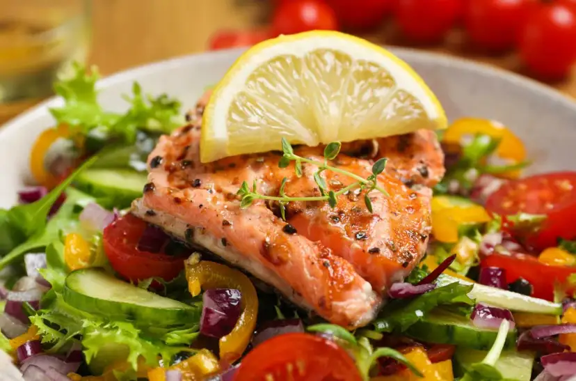 Jaka sałatka do łososia pieczonego? Przepisy i sekrety smaku