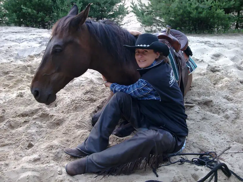 Obozy jeździectwa naturalnego: jak zbudować zaufanie z koniem