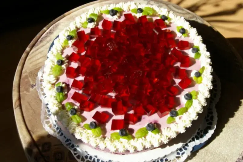 Jak wylać galaretkę na biszkopt bez obaw o przeciekanie