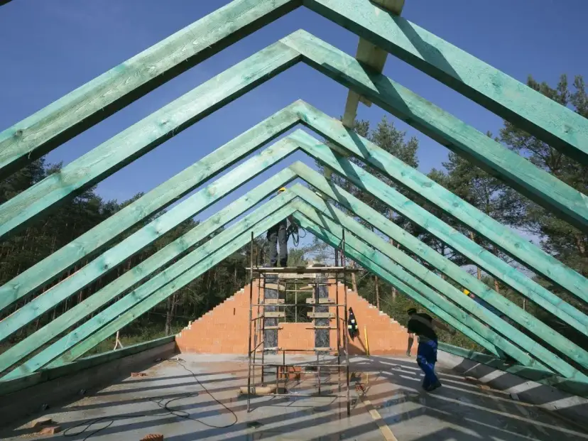 Ile kosztuje drewno na dach? Poznaj ceny i uniknij wysokich wydatków