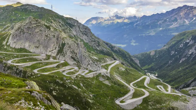 Alpy motocyklem: Trasy, koszty, przygotowania. Planuj bez błędów!