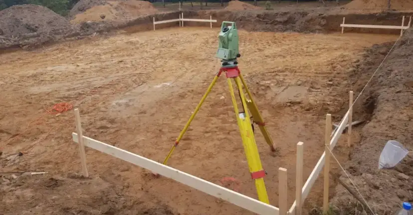 Geodeta na budowie domu: Kluczowe etapy i co musisz wiedzieć?