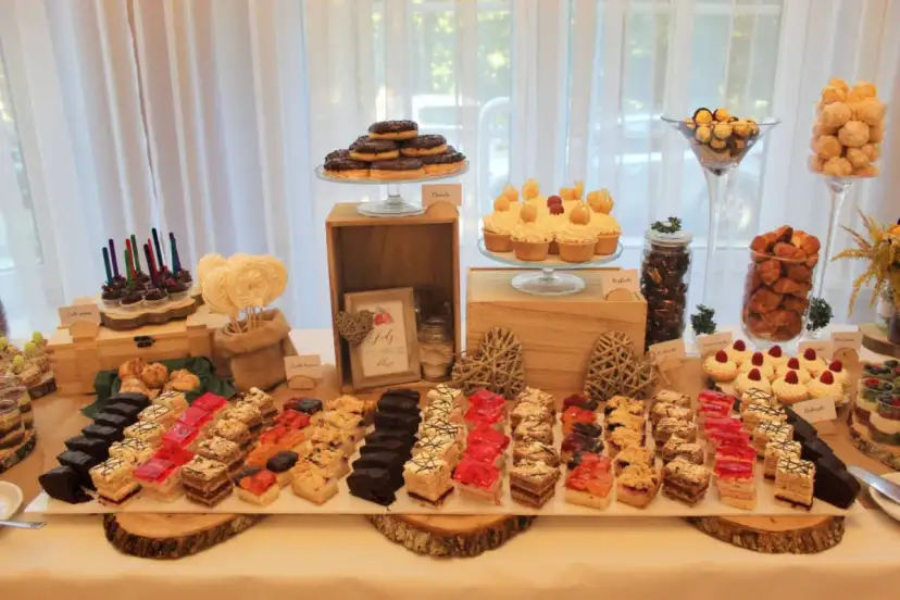 Ile ciasta na wesele na osobę? Poznaj idealną ilość dla gości