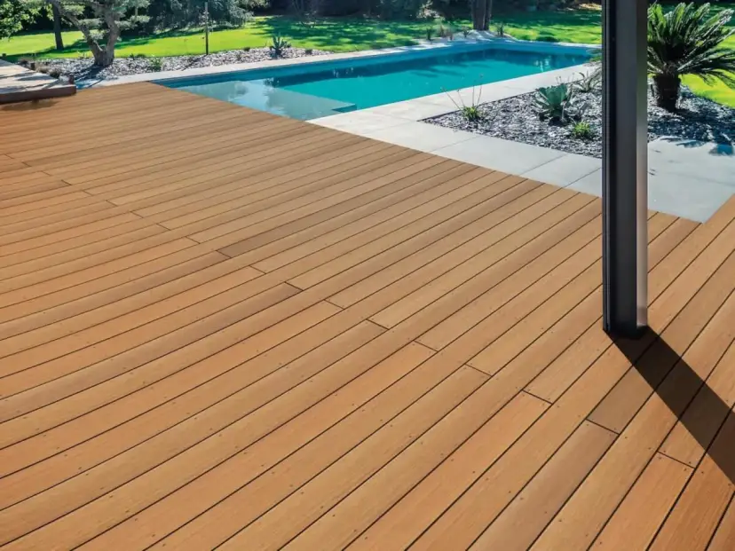 Piękny drewniany taras przy basenie. Zastanawiasz się, ile kosztuje taras drewniany? To inwestycja w komfort i styl.