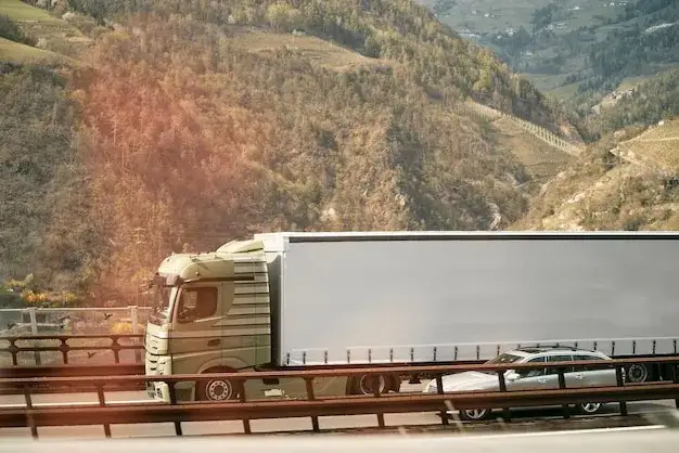 Ile metrów ma ciężarówka z naczepą? Wymiary i przepisy