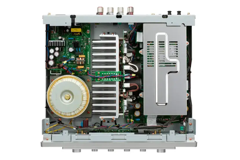 Wnętrze wzmacniacza Marantz 40n podczas testu: duży transformator, radiatory i płytki drukowane.