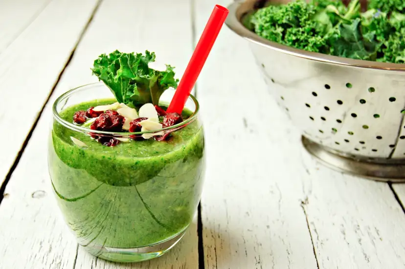 Koktajle z jarmużem: Przepisy, korzyści i jak uniknąć goryczy