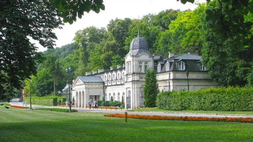 Nałęczów: Co zwiedzić? Przewodnik po uzdrowisku i okolicach