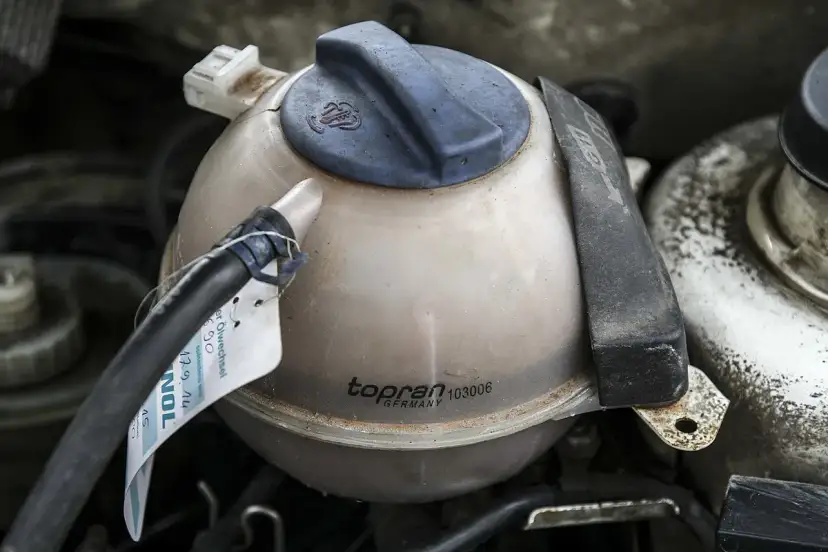 Płyn chłodniczy znika? Poznaj przyczyny i uniknij zatarcia silnika