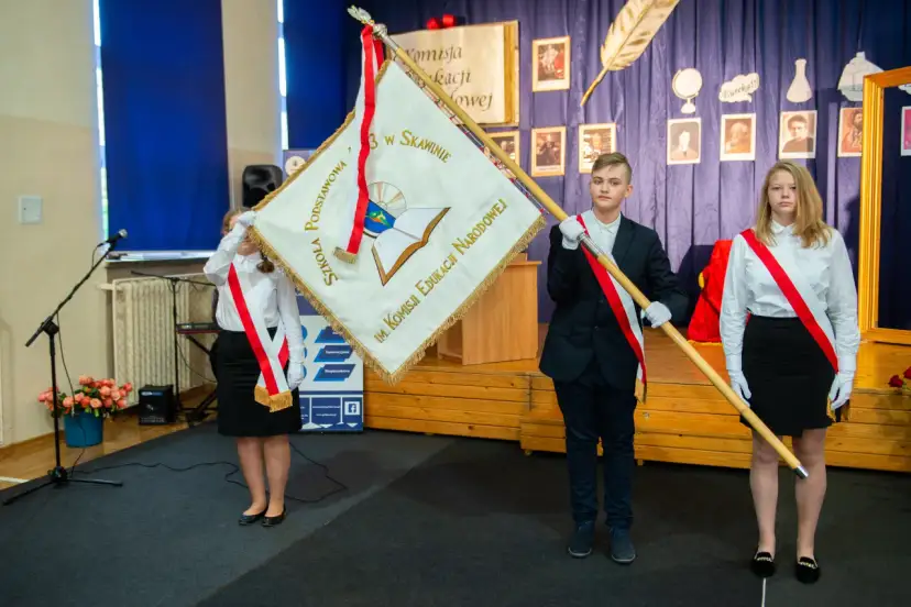 Ile waży sztandar szkolny? Rozkładamy ciężar na czynniki pierwsze