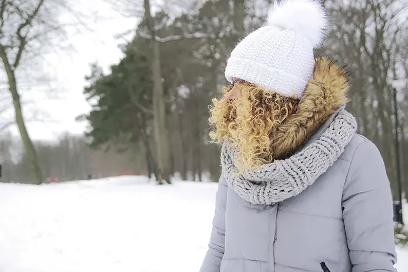 Najlepsza czapka do kręconych włosów, która ochroni Twoje loki