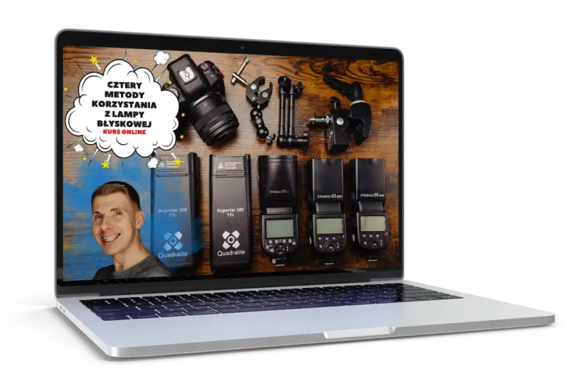 Na ekranie laptopa kurs online: Cztery metody jak ustawić lampę błyskową w aparacie. Widoczne lampy Quadralite, akcesoria i aparat.