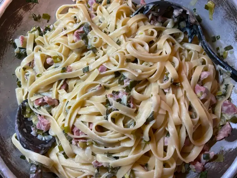 Pappardelle i tagliatelle w kremowym sosie z boczkiem i porem. Pyszne danie, które zachwyci każdego.