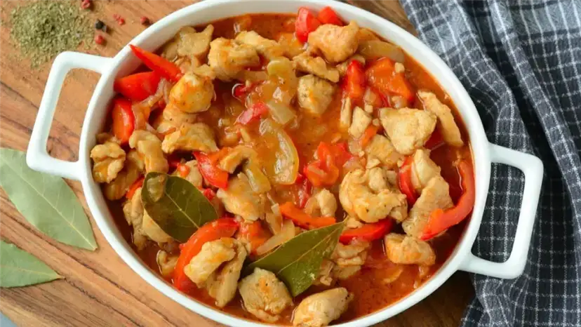 Dietetyczny gulasz z indyka: Przepis na sycący obiad bez wyrzutów!