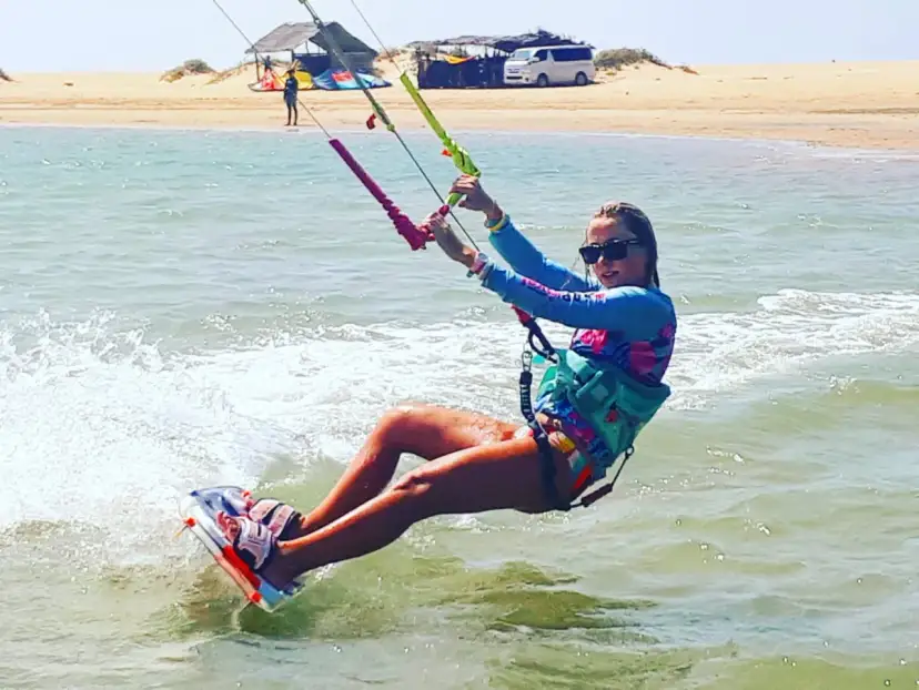 Kitesurfing od zera: Jak zacząć, ile kosztuje i gdzie uczyć?