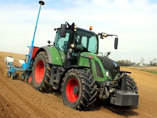 Ciągnik na 15 ha: 60-90 KM, nowy czy używany? Wybierz optymalnie!