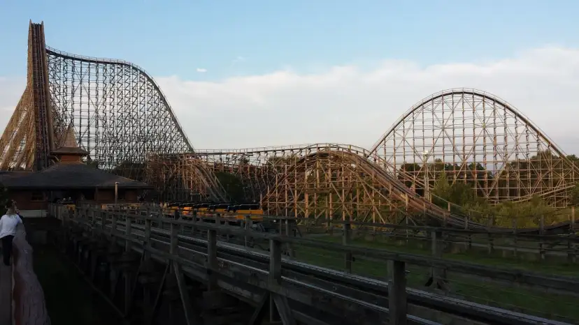 Drewniane kolejki górskie w Heide Park to niesamowite atrakcje. Widok zapiera dech w piersiach!