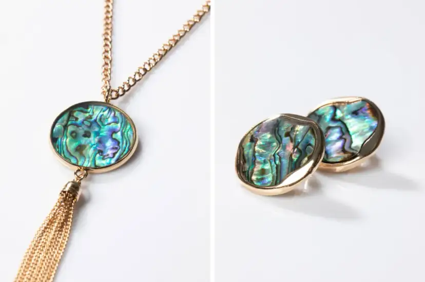 Jaki naszyjnik do szarej sukienki, by uniknąć modowej wpadki?