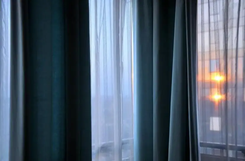 Jakie są teraz modne zasłony? Odkryj najnowsze trendy i style