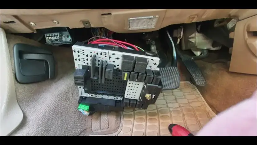 Gdzie jest sterownik zamka Volvo V70? Lokalizacja i naprawa CEM