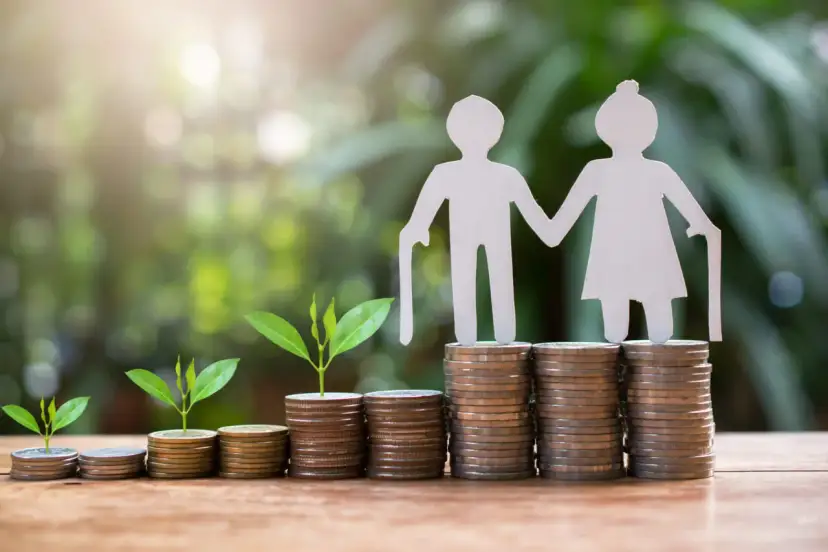 Rosnące stosy monet z zielonymi pędami i sylwetkami starszej pary. Kto płaci fundusz emerytur pomostowych?