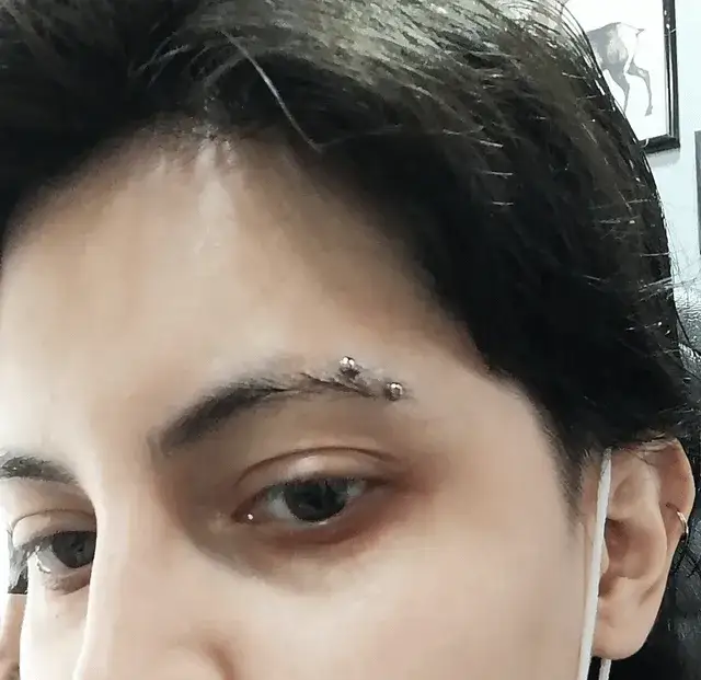 Kolczyk w brwi męski po której stronie wybrać, aby uniknąć błędów