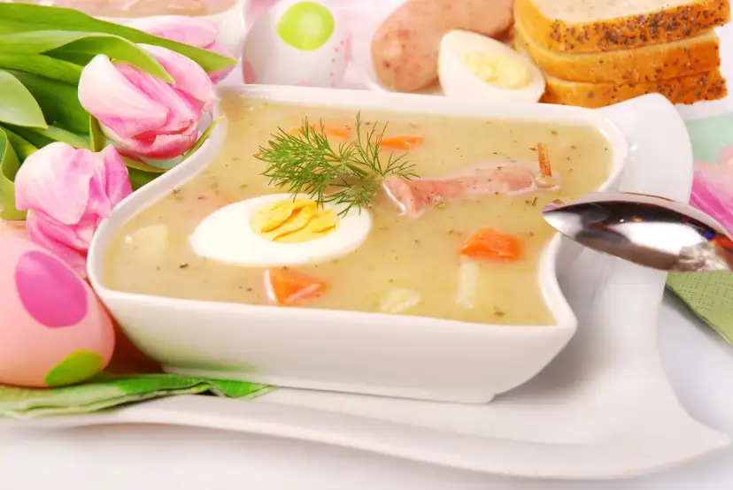 Tradycyjny żurek na zakwasie czy barszcz biały? Z jajkiem, kiełbasą i chrzanem, ozdobiony tulipanami i pisankami.