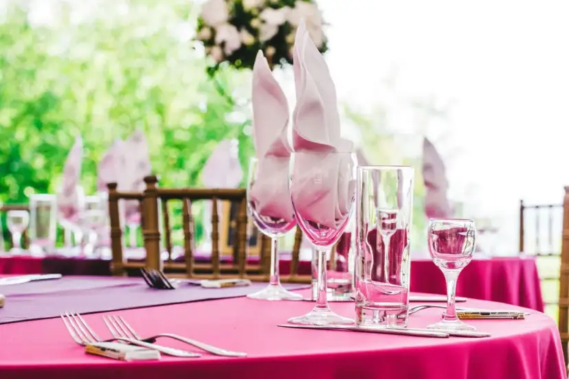 Obiad weselny zamiast wesela: jak zorganizować idealne przyjęcie?