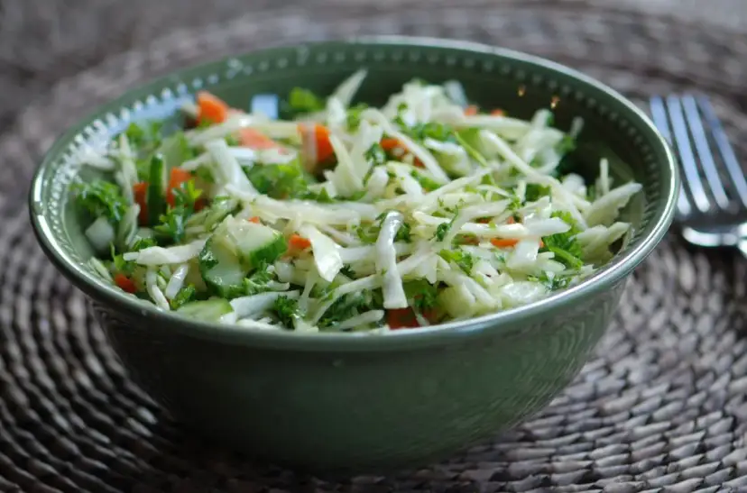 Najlepsze sałatki do klusek śląskich z sosem, które zachwycą smakiem