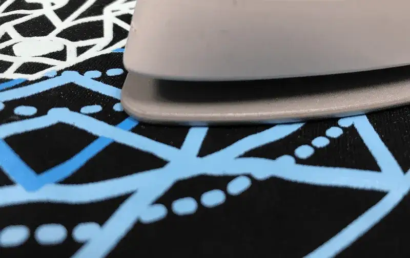 Skuteczne sposoby na to, jak ściągnąć naklejkę z bluzy bez uszkodzeń