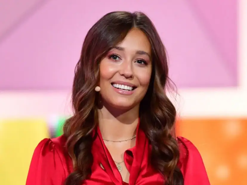 Uśmiechnięta Iza z Koła Fortuny w czerwonej bluzce. Ciekawe, ile zarabia Iza z Koła Fortuny, gdy tak pięknie się prezentuje!